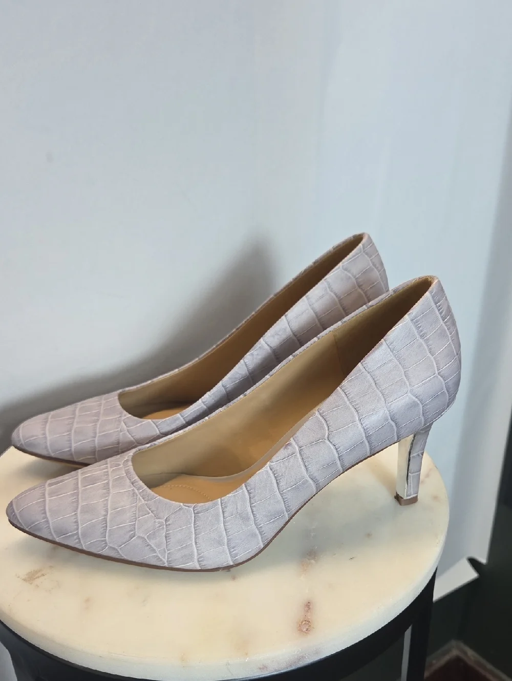 Naturalizer Croc-Embossed Leather Pointed Toe Pumps in Light Gray Size 8.5